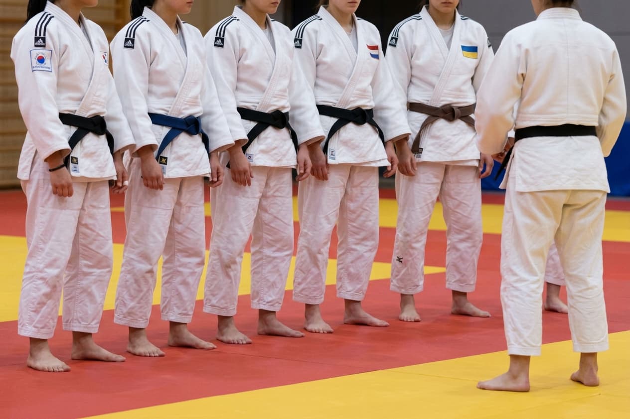 밥 먹여 선수 실격시키더니…밥 먹다 비행기 놓친 여자유도